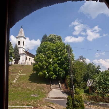 St.Michael Panzio Lovaspark Vasszentmihály Rum bild