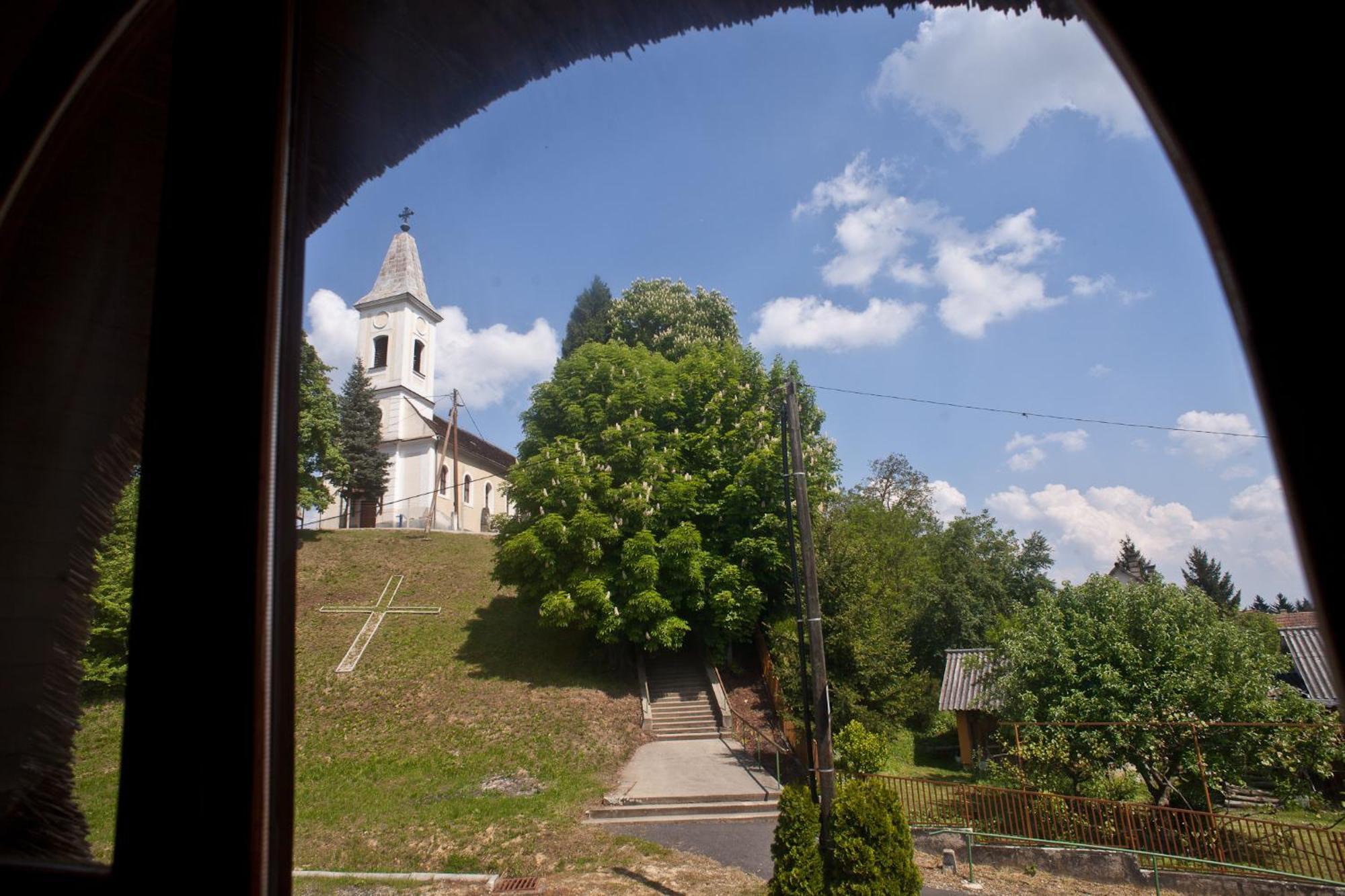 St.Michael Panzio Lovaspark Vasszentmihály Rum bild